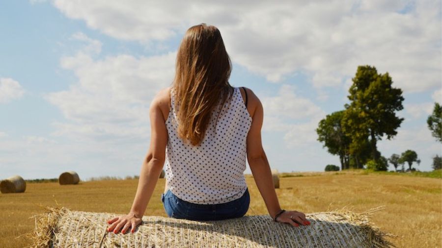 donna-spalle-campo donna-spalle-campo
