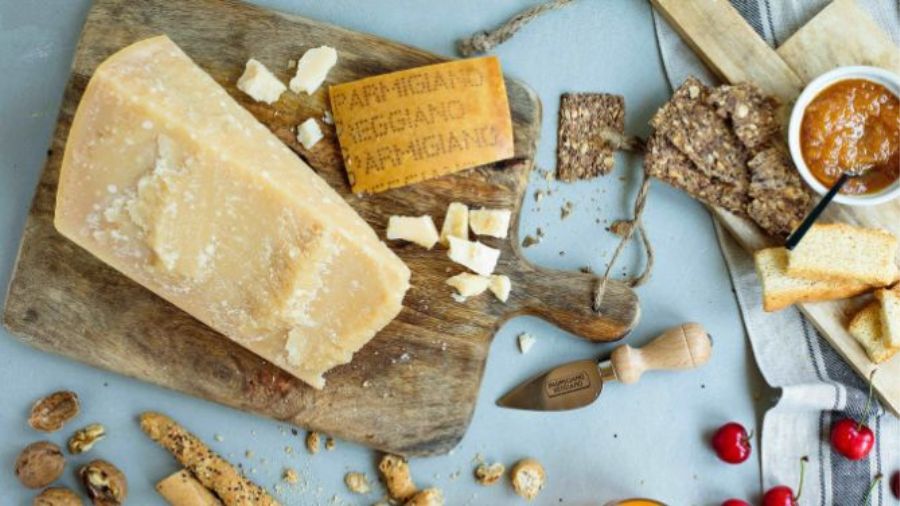 formaggio-parmigiano-reggiano-spicchio
