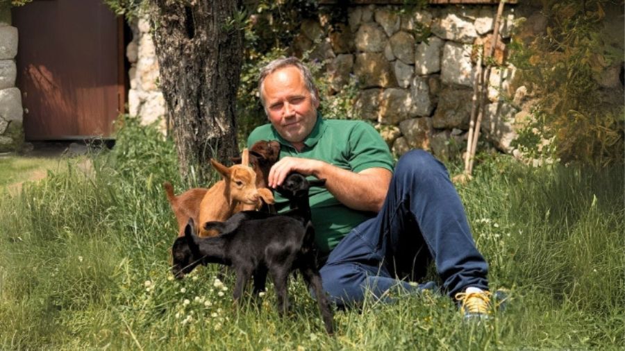 allevatore-capra-campo