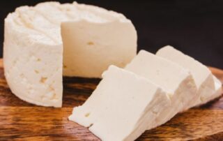 forma-formaggio-fette-tavola