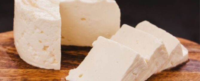 forma-formaggio-fette-tavola