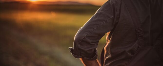 campo-agricoltore-tramonto