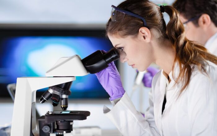 giovani-ricercatori-laboratorio