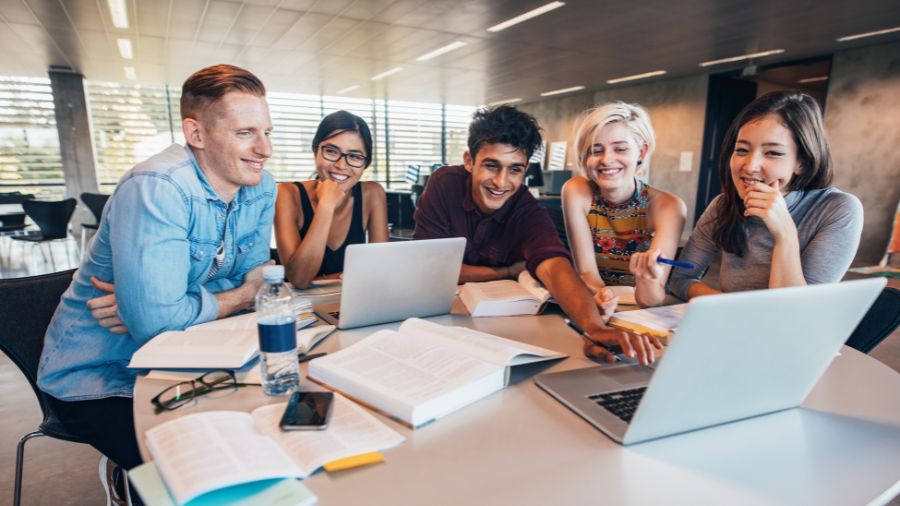 ricercatori-studenti-gruppo