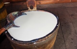 lavorazione-latte-tradizione-legno