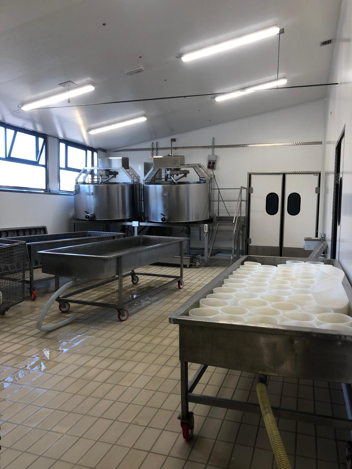 caseificio-trasformazione-Monni